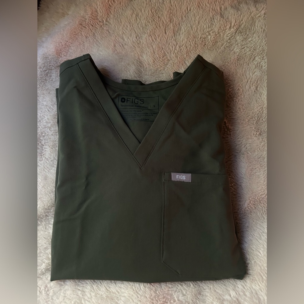 FIGS Catarina One Pocket Scrub Top (Moss)